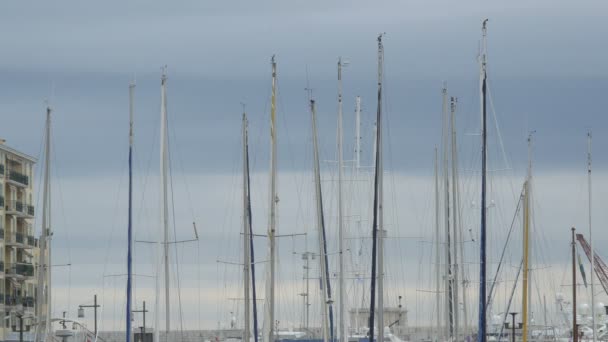 Σκάφος Masts Μια Συννεφιασμένη Ημέρα — Αρχείο Βίντεο