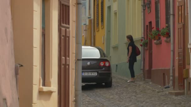 Marcher Conduire Sur Une Rue Pavée — Video