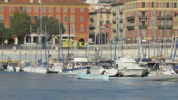 Pequeno Barco Flutuando Porto — Vídeo de Stock