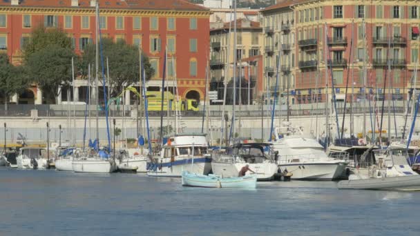 Pequeño Barco Flotando Puerto — Vídeo de stock