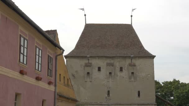 Eski Bir Kuleye Yakın Bina — Stok video