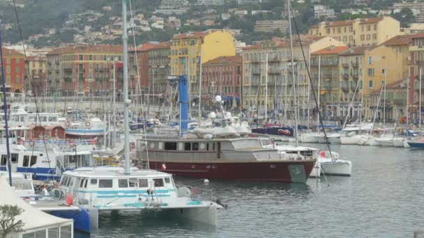 Αγκυροβολημένα Σκάφη Ένα Λιμάνι — Αρχείο Βίντεο