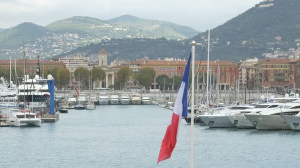 Een Franse Vlag Wapperend Een Haven — Stockvideo