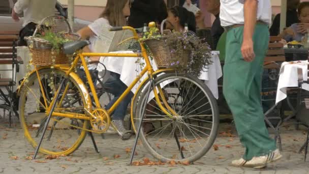 Bicicleta Amarela Lado Restaurante Livre — Vídeo de Stock