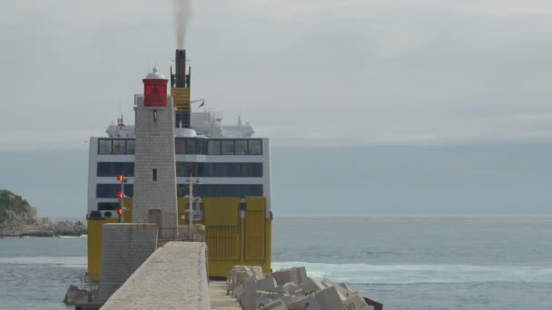 灯台の近くを走るフェリー — ストック動画