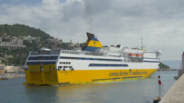 Ferry Entrant Dans Port — Video