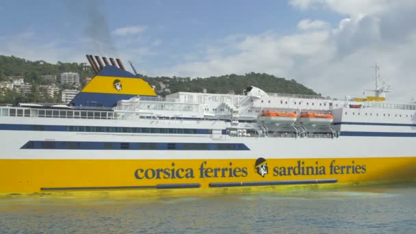 Ferry Navegando Cerca Una Costa — Vídeos de Stock