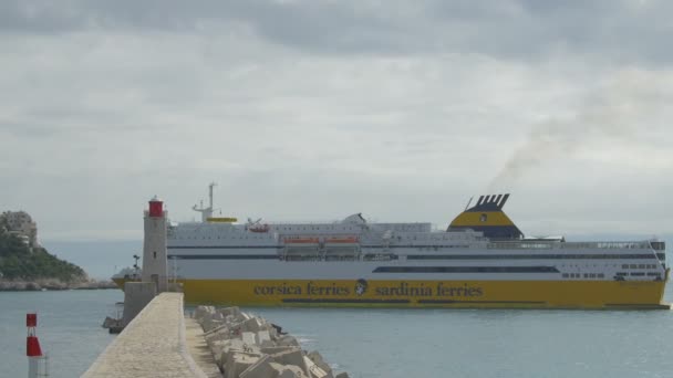 Ferry Girando Cerca Faro — Vídeos de Stock