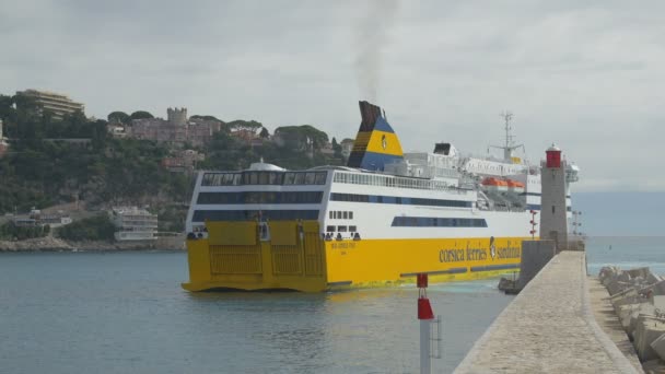 Ferry Naviguant Près Phare — Video