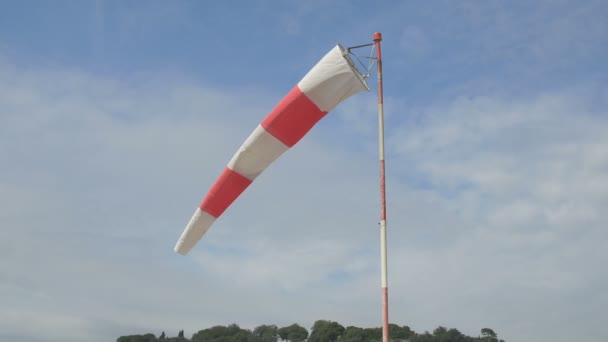 Een Rood Witte Windsok — Stockvideo