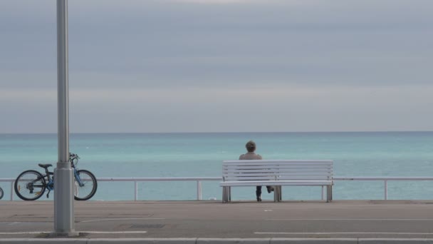 Denize Yakın Bir Bankta Oturan Bir Kadın — Stok video