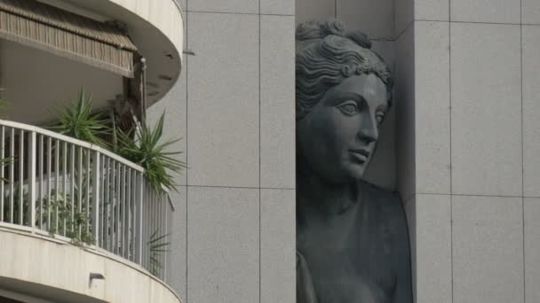 Величезна Статуя Фасаді Будівлі — стокове відео