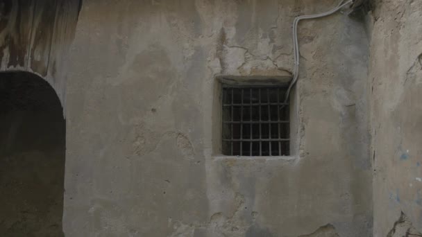 Alte Mauer Mit Kleinem Fenster — Stockvideo