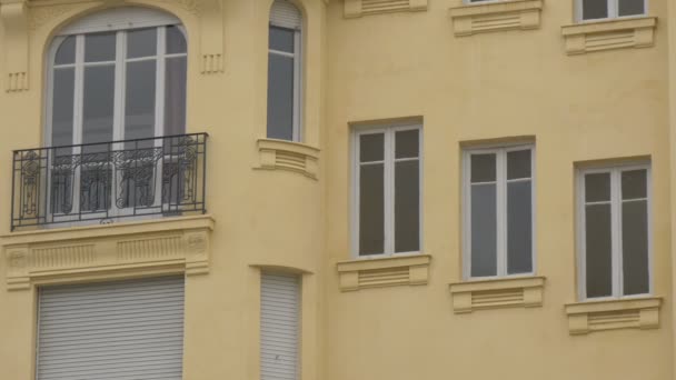 Okna Żółtego Budynku — Wideo stockowe