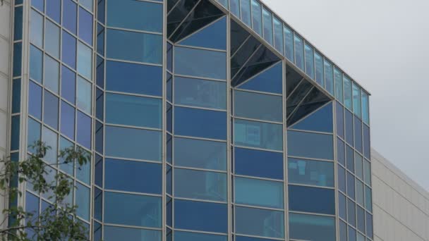 Μια Μπλε Γυάλινη Πρόσοψη Του Σύγχρονου Κτιρίου — Αρχείο Βίντεο