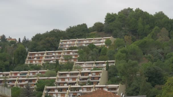 丘の上にアパートホテル — ストック動画