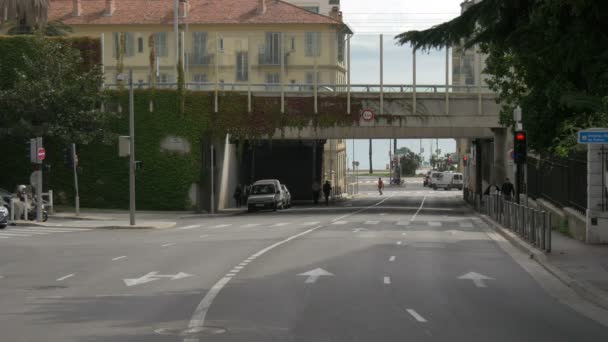 Verkehr Auf Einer Straße Mit Brücke — Stockvideo