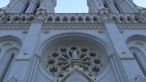 Die Fassade Einer Weißen Kirche — Stockvideo