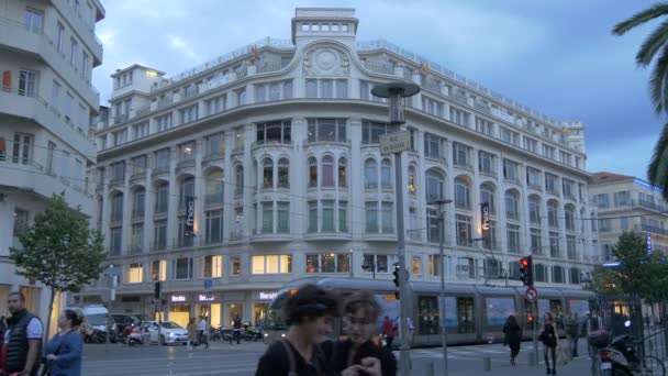 Ένα Κτίριο Καταστήματα Στο Δρόμο — Αρχείο Βίντεο