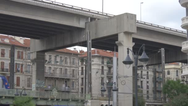 Treno Che Rotola Sotto Ponte Stradale — Video Stock