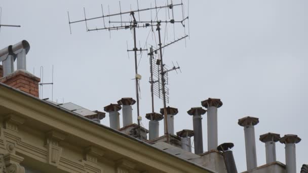 Chaminés Antenas Topo Edifício — Vídeo de Stock