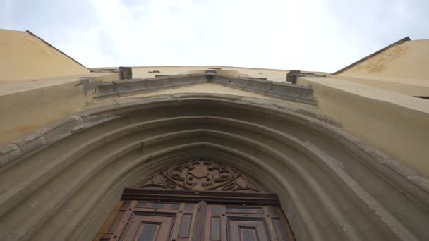 Niski Kąt Widzenia Wejścia Kościoła Klasztornego — Wideo stockowe
