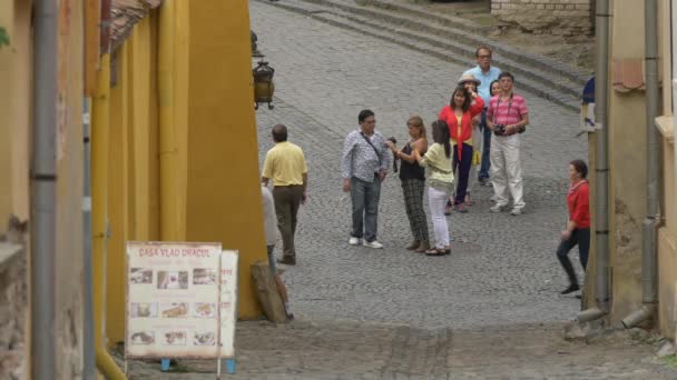 Turistas Caminando Por Calle Sighisoara — Vídeos de Stock