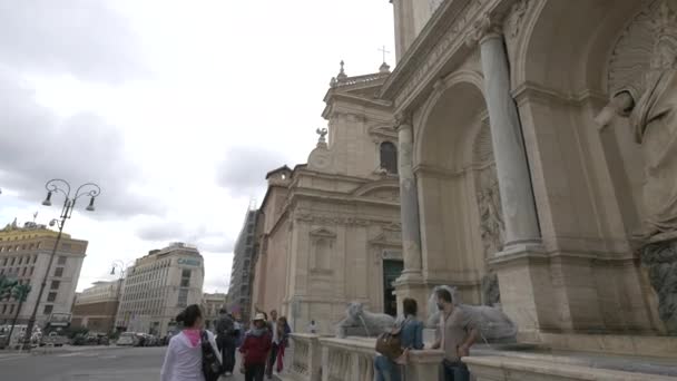 Persone Che Passano Davanti Alla Fontana Dell Acqua Felice Roma — Video Stock