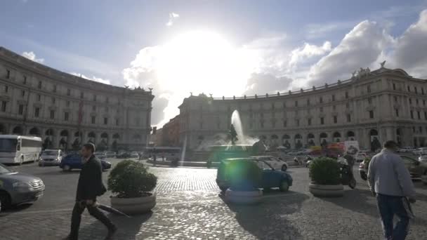 ローマのナイアッド噴水近くを走行する車 — ストック動画