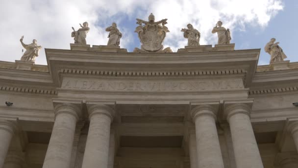 Αγάλματα Στην Κορυφή Των Colonnades — Αρχείο Βίντεο