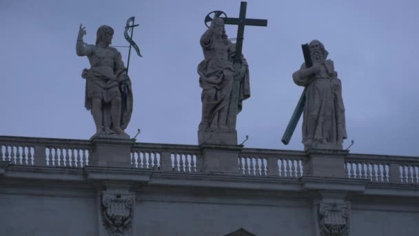 Estatuas Santas Parte Superior Edificio — Vídeo de stock