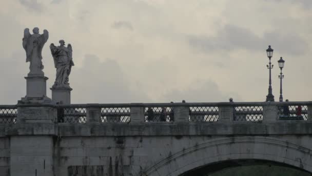 Zwei Statuen Auf Einer Brücke — Stockvideo