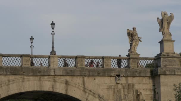 Αγάλματα Και Άνθρωποι Μια Γέφυρα — Αρχείο Βίντεο