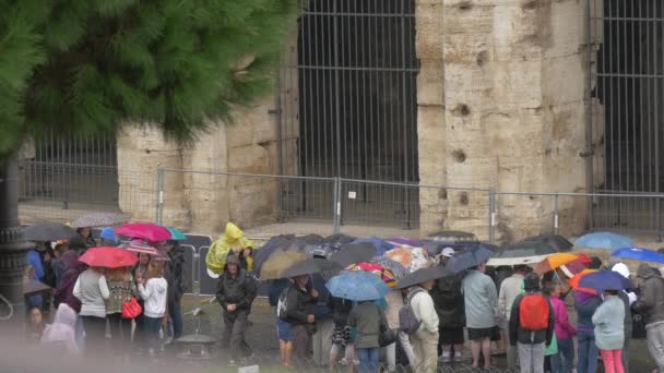 Personas Con Sombrillas Esperando Cerca Del Coliseo — Vídeos de Stock