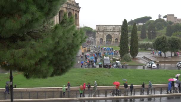 Turistas Caminando Cerca Del Coliseo Día Lluvioso Roma — Vídeo de stock