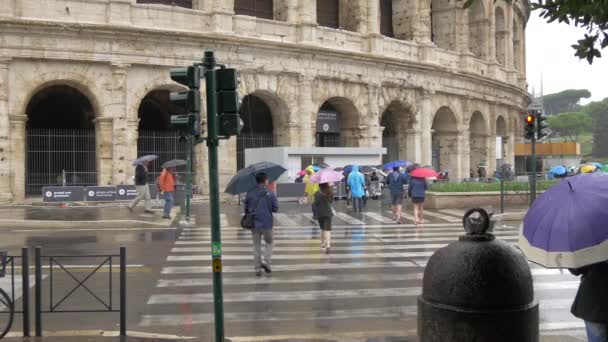 People Crossing Street Rainy Day Rome — Stock Video