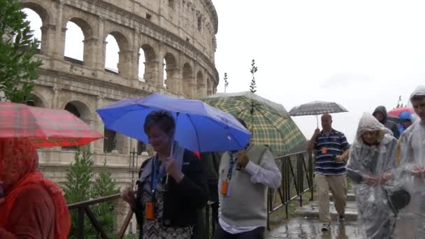 Άνθρωποι Περπατούν Κοντά Στο Κολοσσαίο Της Ρώμης — Αρχείο Βίντεο