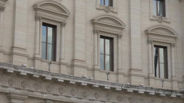 Vista Del Edificio Con Ventanas — Vídeo de stock