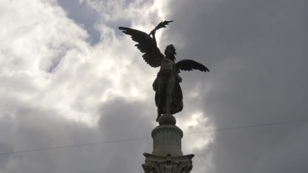 Vista Ángulo Bajo Una Estatua Mujer — Vídeo de stock