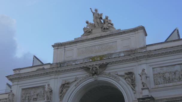 Estatuas Esculturas Alto Edificio — Vídeo de stock