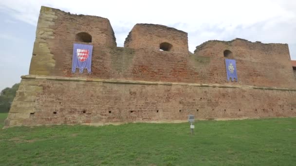 Alte Backsteinmauer Mit Fahnen Der Festung Fagaras — Stockvideo