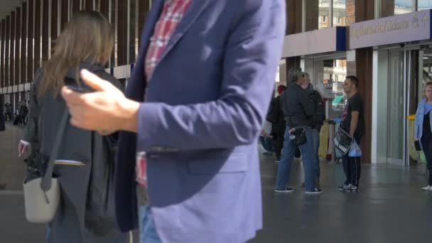 Mensen Lopen Buurt Van Een Station — Stockvideo