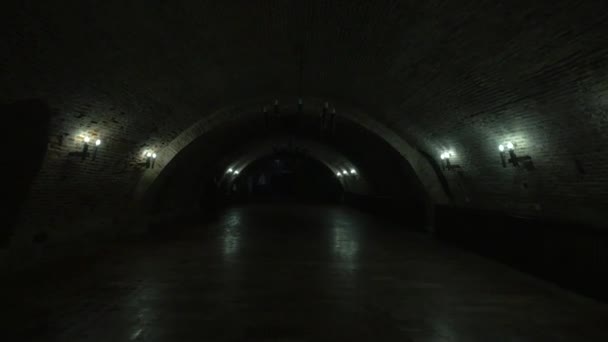 Fagaras Kalesinin Bodrumunda Karanlık Bir Yer — Stok video