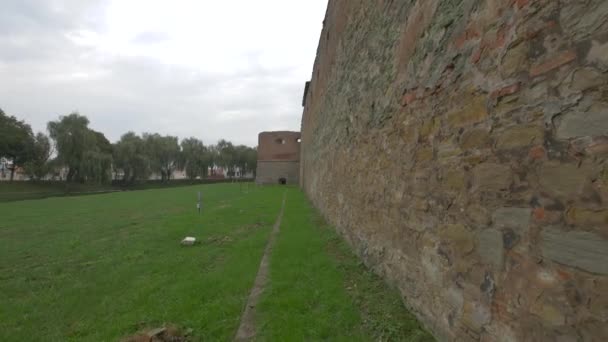 Befestigte Mauer Bei Der Festung Fagaras — Stockvideo