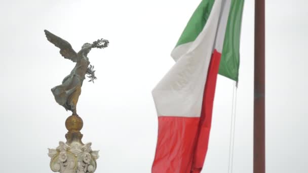 Engelskulptur Und Die Italienische Flagge — Stockvideo