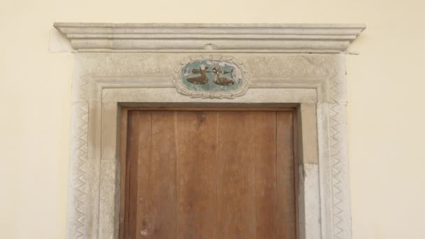 Bas Relief Two Ducks Door — 비디오