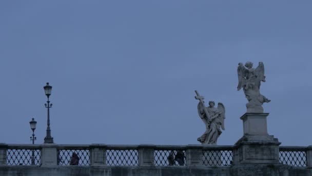 Las Estatuas Sobre Barandilla — Vídeos de Stock