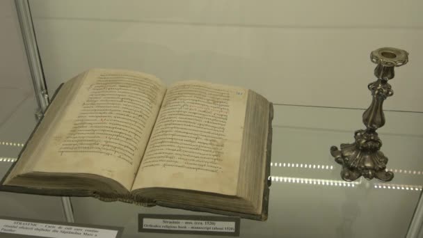 Livro Religioso Museu — Vídeo de Stock