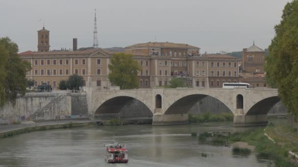 Båt Som Flyter Floden Tiber Rom — Stockvideo