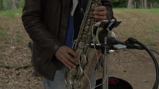 Hombre Tocando Saxofón — Vídeo de stock